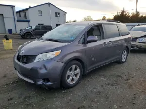 Toyota Sienna LE 3.5L 6 2013