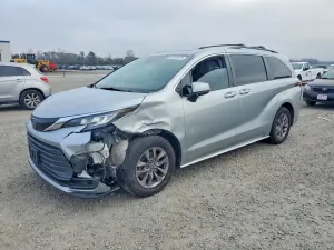 Toyota Sienna LE 2.5L 4 2021