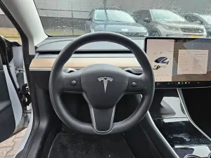 Tesla Model 3 Standard Range Plus 60 kWh 2020