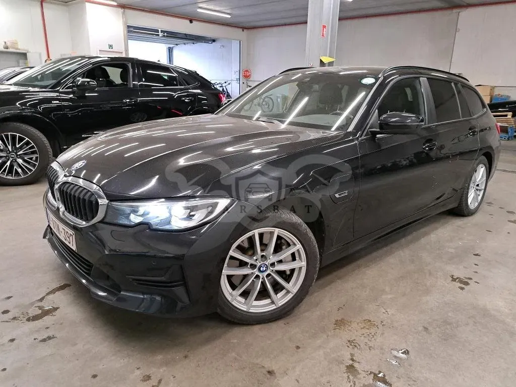 BMW 3 Series Touring 330e Business 2022