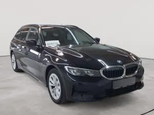 BMW 3 Series Touring 330e Advantage 2022