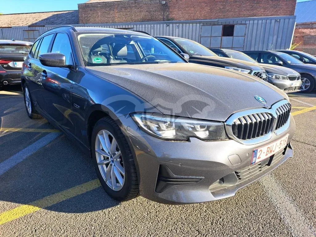BMW 3 Series Touring 330e Lounge 2022