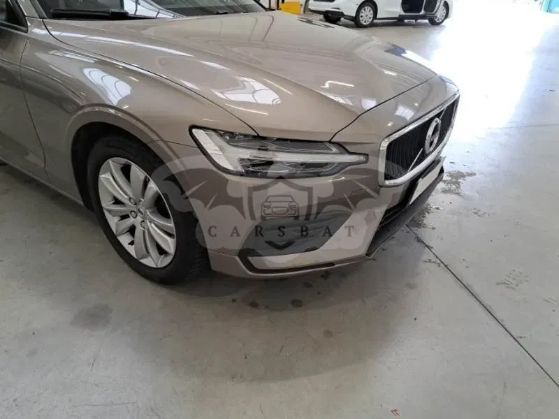 Volvo V60 B4 Momentum Business 2022