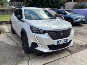 Peugeot 2008 1.2i Allure 2023