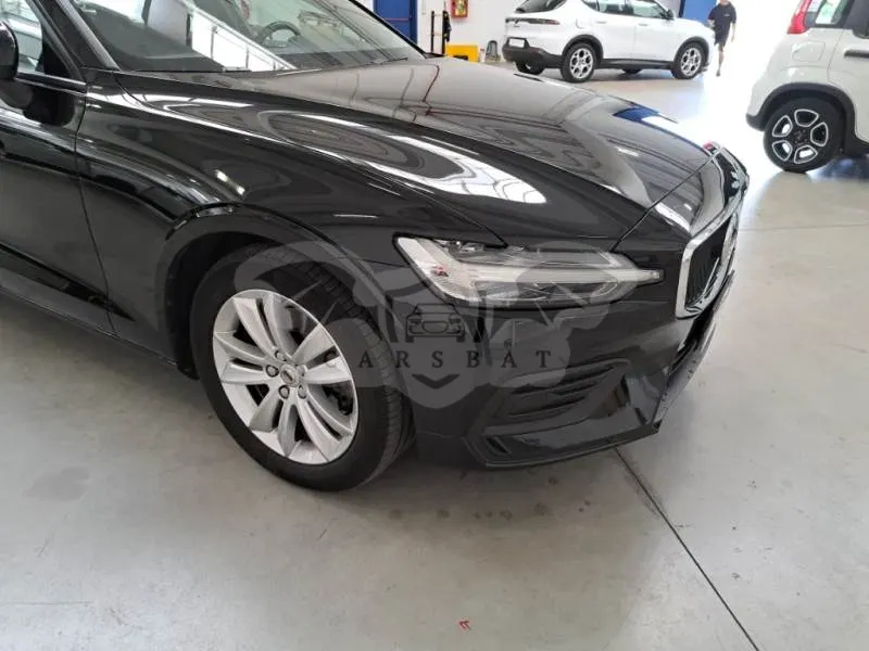 Volvo V60 B4 Momentum Business 2022