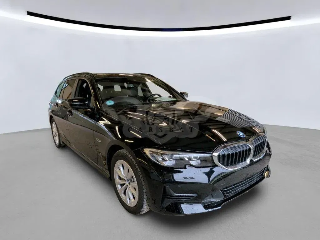 BMW 3 Series Touring 330e 2022