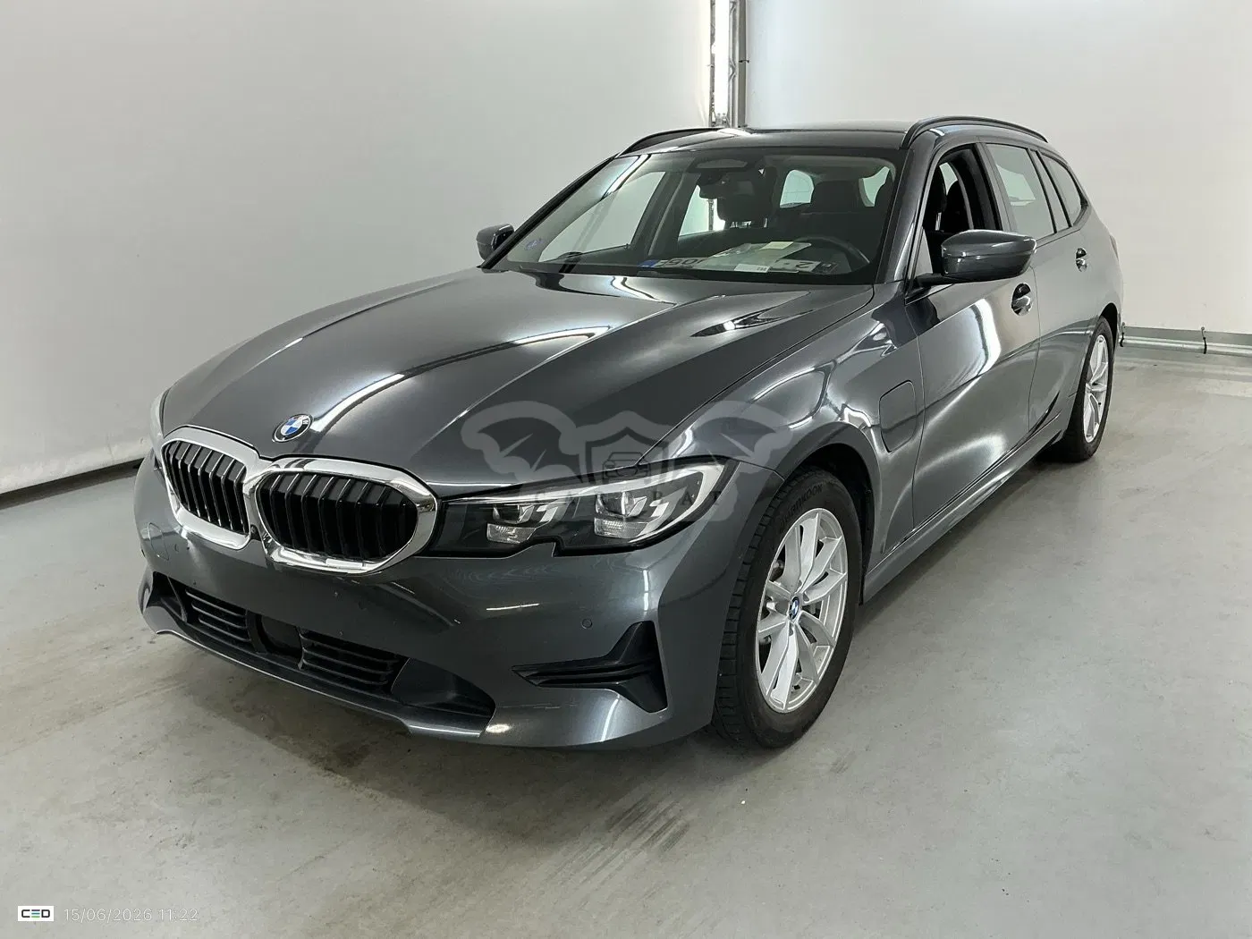 BMW 3 Series Touring 330e Lounge 2021