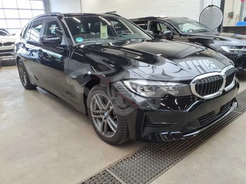 BMW 3 Series Touring 320e Advantage 2022