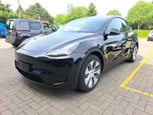 Tesla Model Y Standard Range 2024