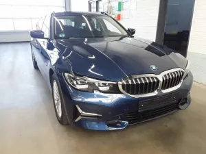 BMW 3 Series Touring 330e Luxury 2022