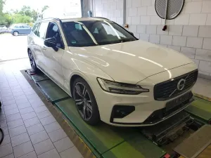 Volvo V60 B5 R-Design 2021