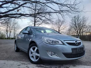 Opel Astra J 1.6 Innovation 2011