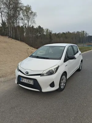 Toyota Yaris III Hybrid 100 Terra 2013