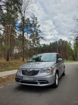 Lancia Voyager 2013