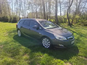 Opel Astra J 1.4 Turbo Sport 2011