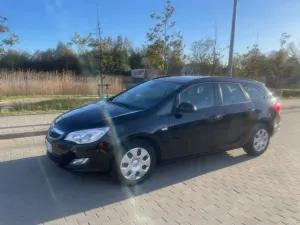 Opel Astra J 1.7 CDTI DPF Color Edition 2011