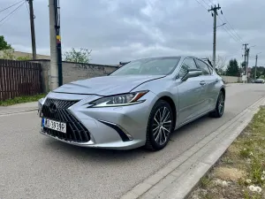 Lexus ES 300h Business Edition + 2022
