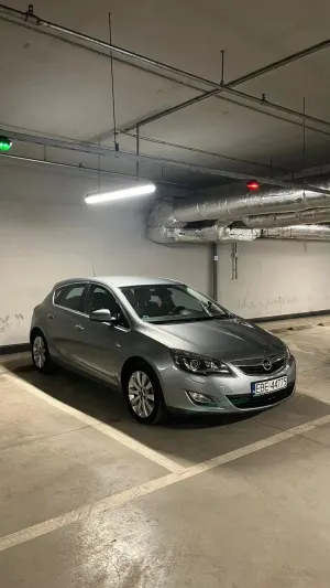 Opel Astra J 1.4 T Executive 2011
