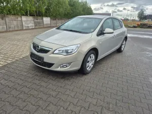 Opel Astra J 2010
