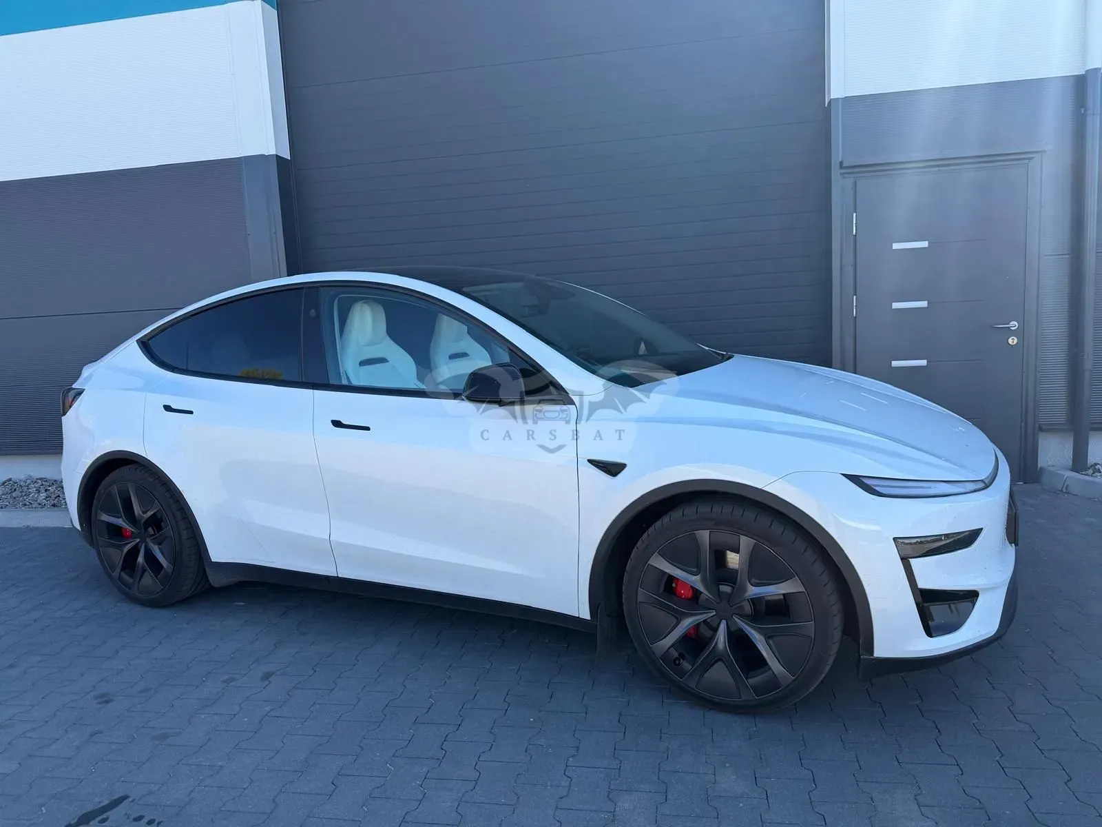 Tesla Model y 2025