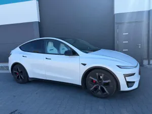 Tesla Model y 2025