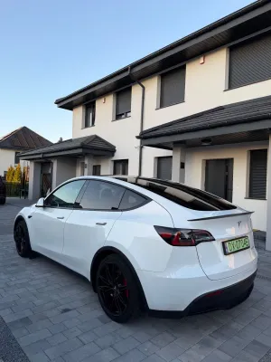 Tesla Model y 2024