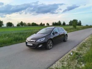 Opel Astra J 1.4 T Sport 2011