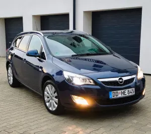 Opel Astra J 1.4 Turbo Sport 2011