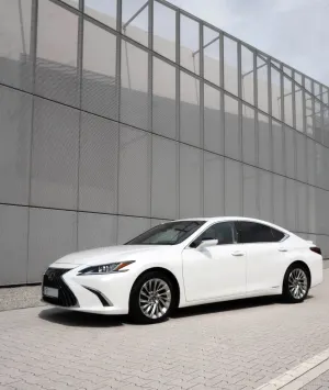 Lexus ES 300h Business Edition 2022