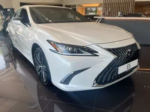 Lexus ES 300h Business Edition 2025