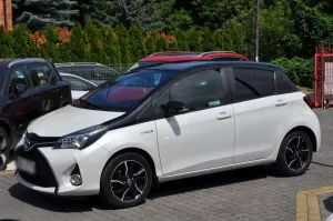Toyota Yaris III Hybrid 100 Selection Platinum 2016