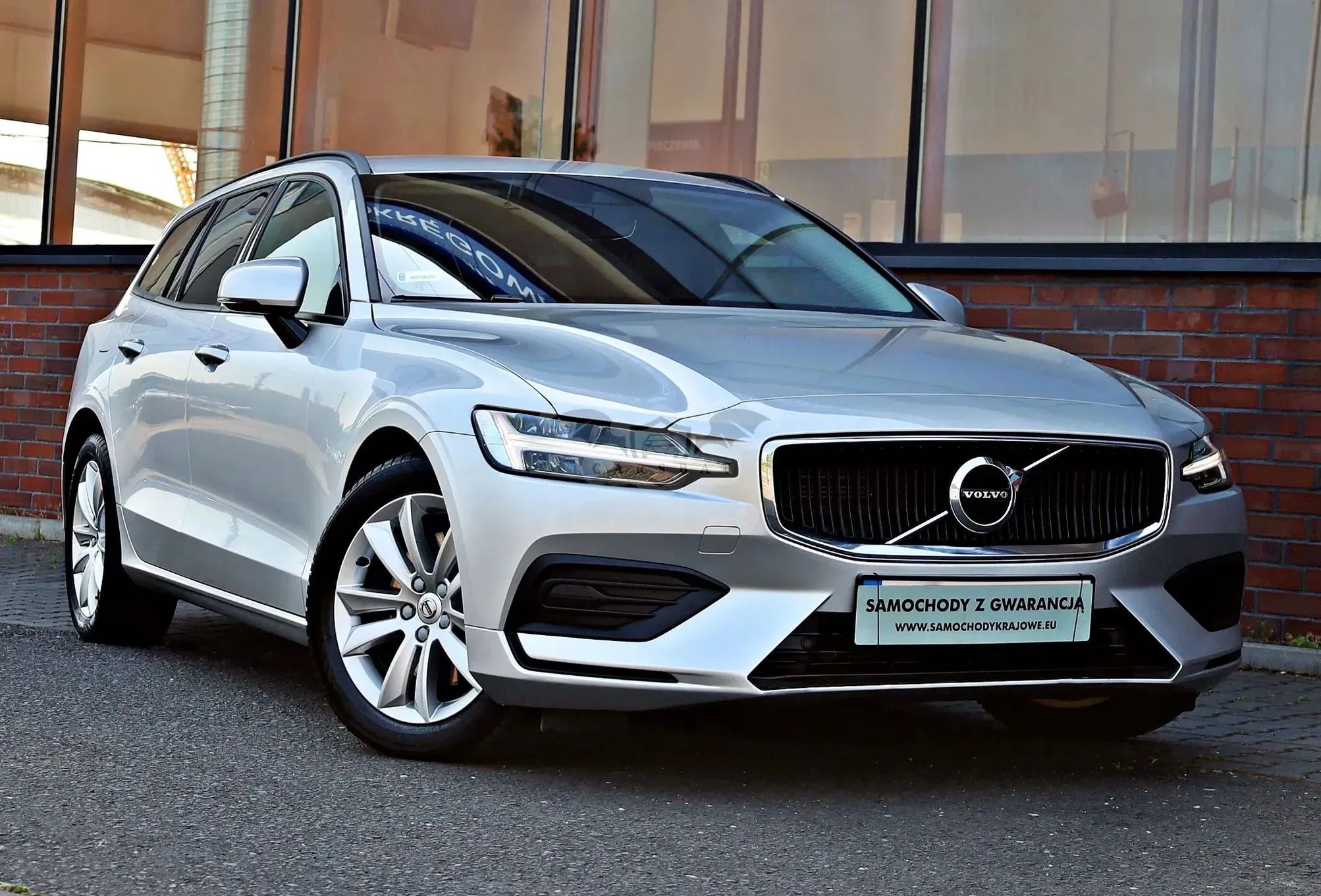 Volvo V60 II B4 D Momentum 2021