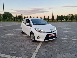 Toyota Yaris III (2011-2019) Hybrid 100 Business Edition 2013