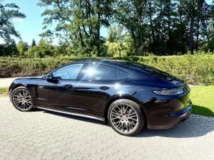 Porsche Panamera 4 E-Hybrid Platinum Edition 2023