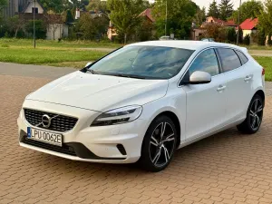 Volvo V40 II (2012-) T3 Drive-E R-Design Momentum 2018