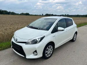 Toyota Yaris III (2011-2019) Hybrid 100 Dynamic 2012