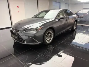Lexus ES 300h Omotenashi 2025
