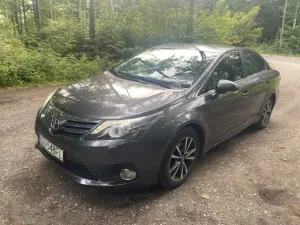 Toyota Avensis III (2009-) 1.8 Premium 2012