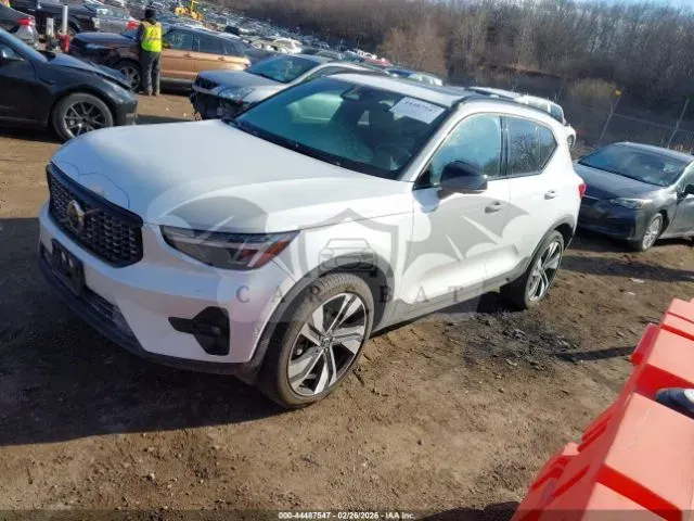Volvo XC40 2025